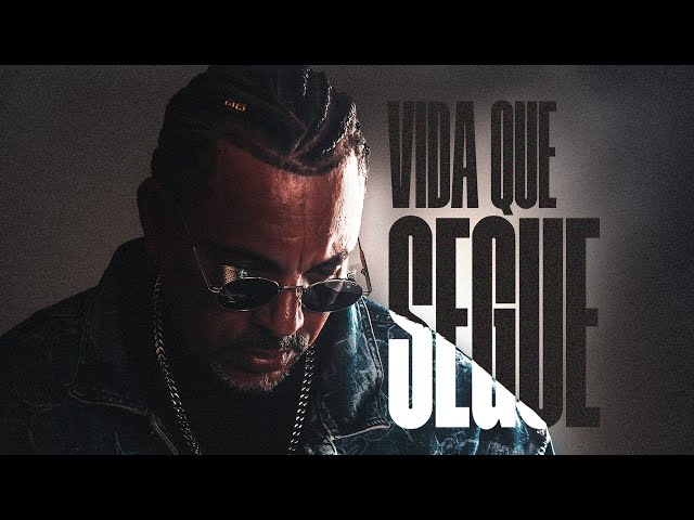 DEXTER em performance ao vivo, simbolizando seu retorno triunfal ao rap brasileiro com o single ‘Vida que Segue’.