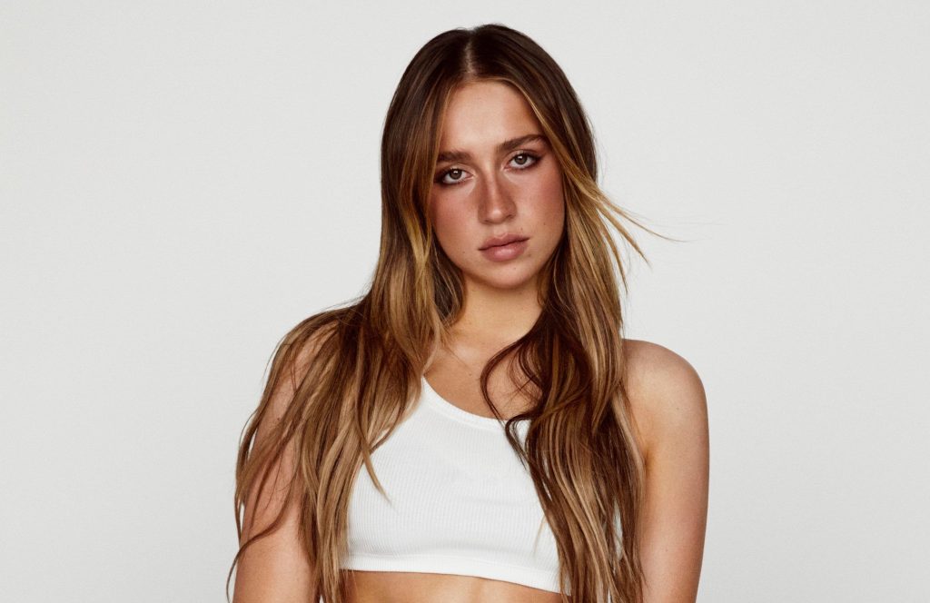 Tate_McRae_Press_Photo_Credit_Alvaro_Beamud_Cortes Tit for Tat Tate McRae